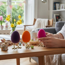 Lade das Bild in den Galerie-Viewer, 2er Set Deko Osterei auf Beinen Pink Kunststoff beflockt 12 cm modern Osterdeko