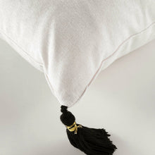Lade das Bild in den Galerie-Viewer, Dekokissen vers. Blumenmuster