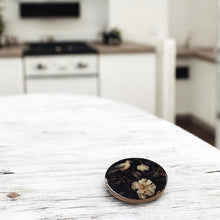 Lade das Bild in den Galerie-Viewer, 4er Set Tischuntersetzer Schwarz Mangoholz
