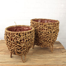Lade das Bild in den Galerie-Viewer, 2er Set Pflanztöpfe Naturfasern Braun Pflanzgefäß auf Füßen modern Pflanzkorbset