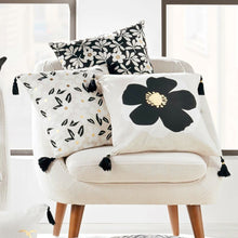 Lade das Bild in den Galerie-Viewer, Dekokissen vers. Blumenmuster