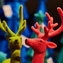 Lade das Bild in den Galerie-Viewer, Deko Rentier Blau Rosa oder Rot 29 cm Dekofigur modern