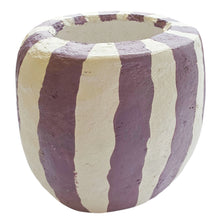 Lade das Bild in den Galerie-Viewer, Dekovase Lila Weiß Handarbeit 15 cm Oval Pappmaché Tischvase Deko Vase gestreift