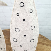 Lade das Bild in den Galerie-Viewer, 2er Set Filzhase Creme Schwarz