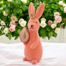 Lade das Bild in den Galerie-Viewer, Osterhase mit Ei Orange Kunststoff beflockt Dekohase Hase Osterdekoration modern