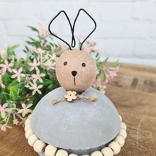 Lade das Bild in den Galerie-Viewer, Betonhase mit Perlengürtel 12 oder 15 cm