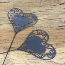 Lade das Bild in den Galerie-Viewer, 2er Set Gartenstecker Herz Schwarz Metall