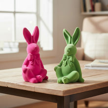 Lade das Bild in den Galerie-Viewer, Dekohase sitzend Pink 20 cm Dolomit beflockt Osterhase Hase Osterdeko