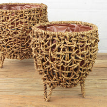Lade das Bild in den Galerie-Viewer, 2er Set Pflanztöpfe Naturfasern Braun Pflanzgefäß auf Füßen modern Pflanzkorbset