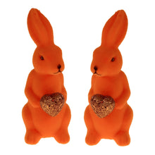 Lade das Bild in den Galerie-Viewer, Osterhase mit Herz Orange Lila Grün Magenta Kunststoff beflockt Dekohase Hase Osterdekoration modern