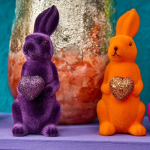 Lade das Bild in den Galerie-Viewer, Osterhase mit Herz Orange Lila Grün Magenta Kunststoff beflockt Dekohase Hase Osterdekoration modern
