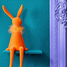 Lade das Bild in den Galerie-Viewer, Kantenhocker Osterhase Lila 25 cm Kunststoff beflockt modern Dekohase Osterdekoration Dekoration Ostern