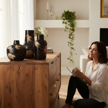 Lade das Bild in den Galerie-Viewer, Dekovase Schwarz Floral Metall 30 cm Vase Blumenvase