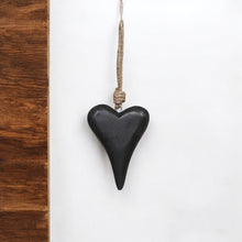 Lade das Bild in den Galerie-Viewer, 2er Set Chirtsbaumhänger Herz Schwarz Holz