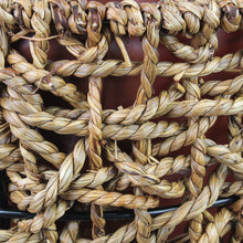 Lade das Bild in den Galerie-Viewer, 2er Set Pflanztöpfe Naturfasern Braun Pflanzgefäß auf Füßen modern Pflanzkorbset