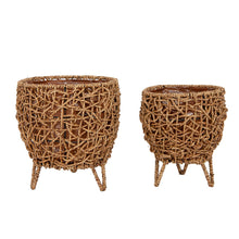 Lade das Bild in den Galerie-Viewer, 2er Set Pflanztöpfe Naturfasern Braun Pflanzgefäß auf Füßen modern Pflanzkorbset