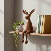 Lade das Bild in den Galerie-Viewer, Kantenhocker Rentier 31 cm modern Kunststoff Grau Pink Fuchsia Orange od. Braun Dekorentier Weihnachten