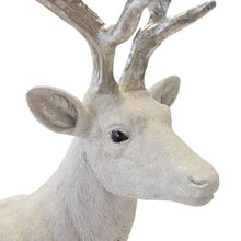 Lade das Bild in den Galerie-Viewer, Hirsch stehend Weiß Silber Glitzer 33 cm modern Dekohirsch Poly Dekofigur