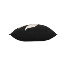 Lade das Bild in den Galerie-Viewer, Dekokissen Schwarz Gold Blätter