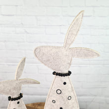 Lade das Bild in den Galerie-Viewer, 2er Set Filzhase Creme Schwarz