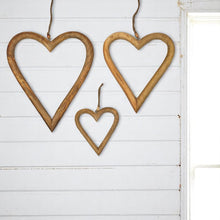 Lade das Bild in den Galerie-Viewer, 3er Holzherz Braun zum hängen Dekoherz Holz Holzdekoration Landhaus
