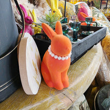 Lade das Bild in den Galerie-Viewer, Osterhase mit Perlenkette Orange Steingut beflockt Dekohase Hase Osterdekoration modern