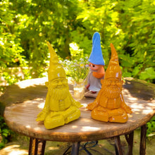 Lade das Bild in den Galerie-Viewer, Dekozwerg Yoga Gelb od. Orange 19 cm Zwerg Yogazwerg Gartenzwerg modern Dekofigur