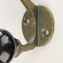 Lade das Bild in den Galerie-Viewer, Wandhaken Messing Porzellan