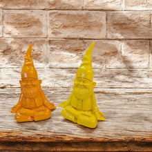 Lade das Bild in den Galerie-Viewer, Dekozwerg Yoga Gelb od. Orange 19 cm Zwerg Yogazwerg Gartenzwerg modern Dekofigur