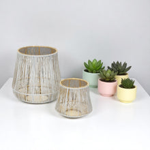 Lade das Bild in den Galerie-Viewer, 2er Set Windlicht Metall Weiß Gold modern Dekowindlicht Dekolicht Kerzenhalter Deko Balkon Terrasse Tischdeko Kerzenwindlicht