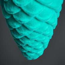 Lade das Bild in den Galerie-Viewer, Deko Tannenzapfen 20 cm Grün modern Kunststoff beflockt Zapfen Weihnachtsdeko Dekozapfen