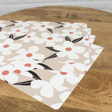 Lade das Bild in den Galerie-Viewer, 4er Set Platzset eckig Beige Weiß Blumen