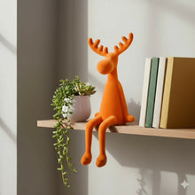 Lade das Bild in den Galerie-Viewer, Kantenhocker Rentier 31 cm modern Kunststoff Grau Pink Fuchsia Orange od. Braun Dekorentier Weihnachten