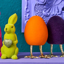 Lade das Bild in den Galerie-Viewer, 2er Set Ostereier auf Füßen Grün Gold Kunststoff beflockt moderne Dekoeier Osterdekoration Deko Ostern