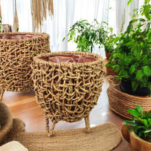 Lade das Bild in den Galerie-Viewer, 2er Set Pflanztöpfe Naturfasern Braun Pflanzgefäß auf Füßen modern Pflanzkorbset