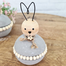 Lade das Bild in den Galerie-Viewer, Betonhase mit Perlengürtel 12 oder 15 cm