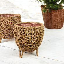 Lade das Bild in den Galerie-Viewer, 2er Set Pflanztöpfe Naturfasern Braun Pflanzgefäß auf Füßen modern Pflanzkorbset