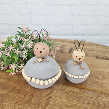 Lade das Bild in den Galerie-Viewer, Betonhase mit Perlengürtel 12 oder 15 cm