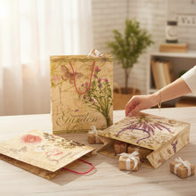 Lade das Bild in den Galerie-Viewer, 3er Set Geschenktasche Vintage Schmetterling Lavendel Kraftpapier mit Kordelgriff 33 cm elegante Geschenkverpackung