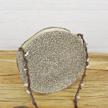 Lade das Bild in den Galerie-Viewer, Umhängetasche rund Beige Schwarz Tasche moderne Handtasche