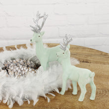 Lade das Bild in den Galerie-Viewer, Weinachtsdeko Rentier Hirsch grün Samt Silber 18 oder 23 cm