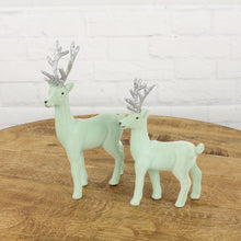 Lade das Bild in den Galerie-Viewer, Weinachtsdeko Rentier Hirsch grün Samt Silber 18 oder 23 cm