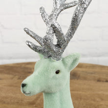 Lade das Bild in den Galerie-Viewer, Weinachtsdeko Rentier Hirsch grün Samt Silber 18 oder 23 cm