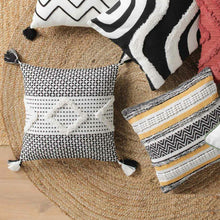 Lade das Bild in den Galerie-Viewer, Kissen Beige Gold Weiß 30 x 50 cm od. 45 x 45 cm