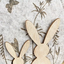 Lade das Bild in den Galerie-Viewer, 2er Set Holzhase mit Kunstfell Beige oder Rosa