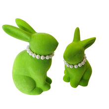 Lade das Bild in den Galerie-Viewer, 2er Set Osterhasen mit Perlenkette Lila, Grün oder Pink Steingut beflockt Dekohase Hase Osterdekoration modern
