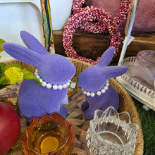 Lade das Bild in den Galerie-Viewer, 2er Set Osterhasen mit Perlenkette Lila, Grün oder Pink Steingut beflockt Dekohase Hase Osterdekoration modern