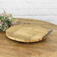Lade das Bild in den Galerie-Viewer, Holztablett rund mit Metallgriff schwarz