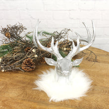 Lade das Bild in den Galerie-Viewer, Hirschkopf Silber mit weißem Fellkragen 25 cm
