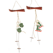 Lade das Bild in den Galerie-Viewer, 2er Set Dekohänger Holz Handschuh Schlittschuh Rot Grün